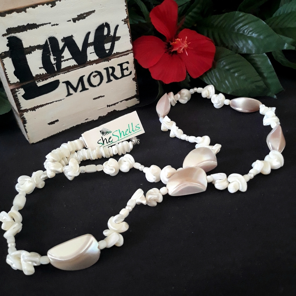 🥳HP🥳 Beautiful Vintage Hawaiian Shell Necklace